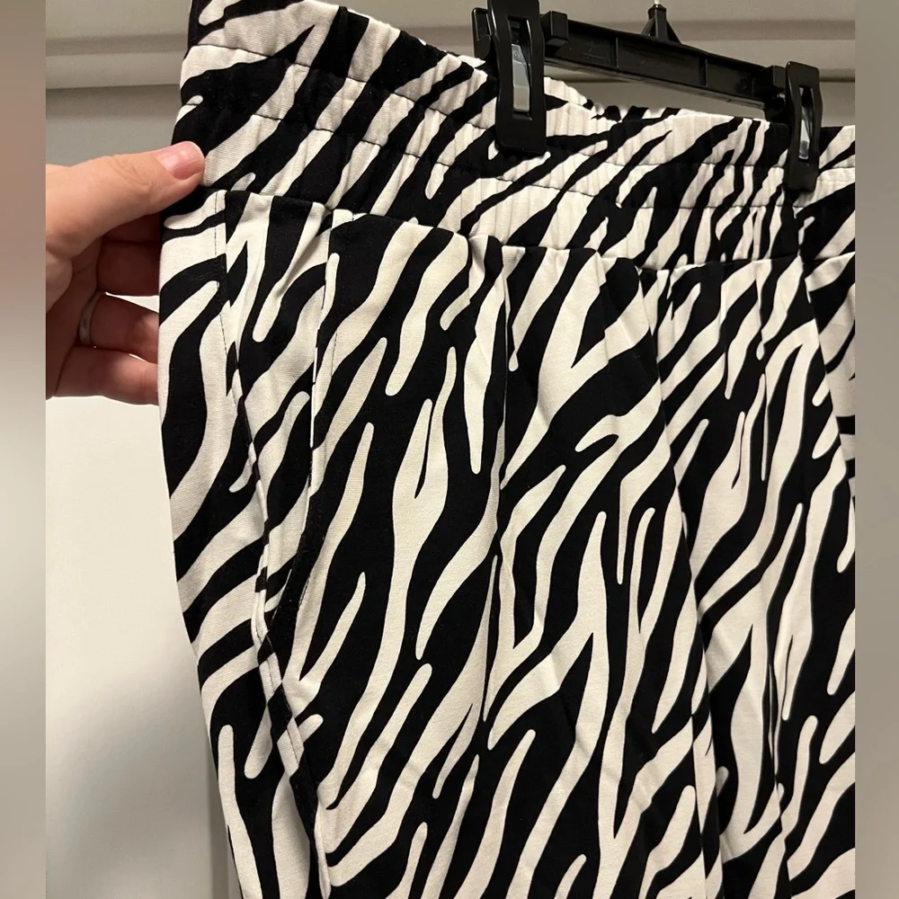 NWT Size Medium Cabi ATC Zebra Joggers - Picture 7 of 10